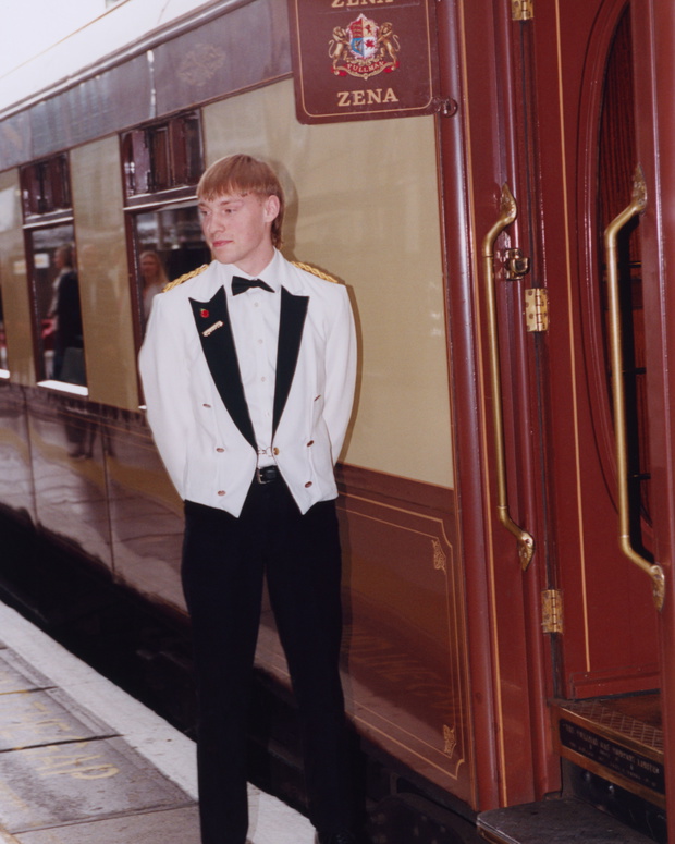 Elegancko ubrany steward przez pociągiem Belmond Pullman