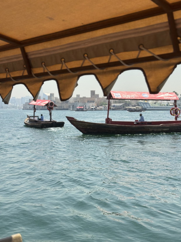 Tradycyjne abry - drewniane łódki używane jako środek transportu przed Dubai Creek.