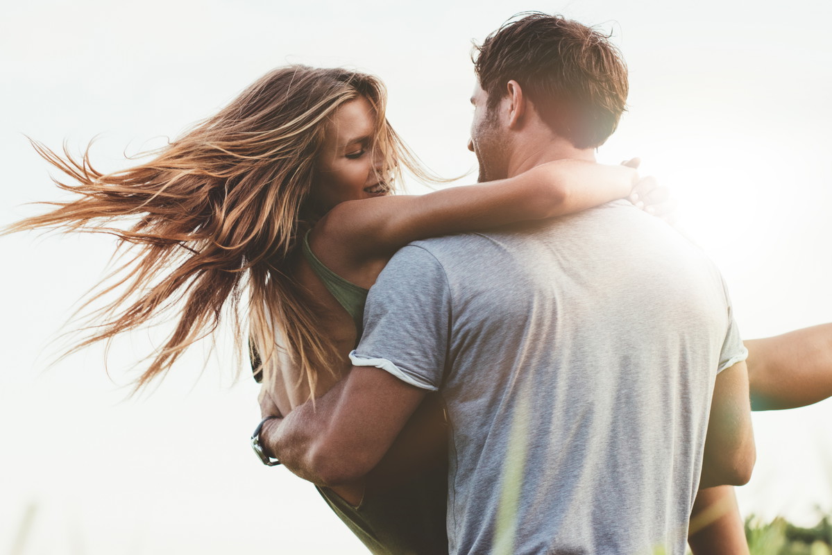 Dwóch mężczyzn i ona, fot. Fotolia