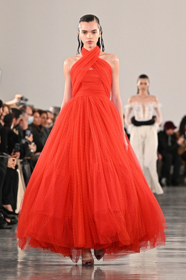 Giambattista Valli: Runway - Paris Fashion Week - Womenswear F/W 2022-2023