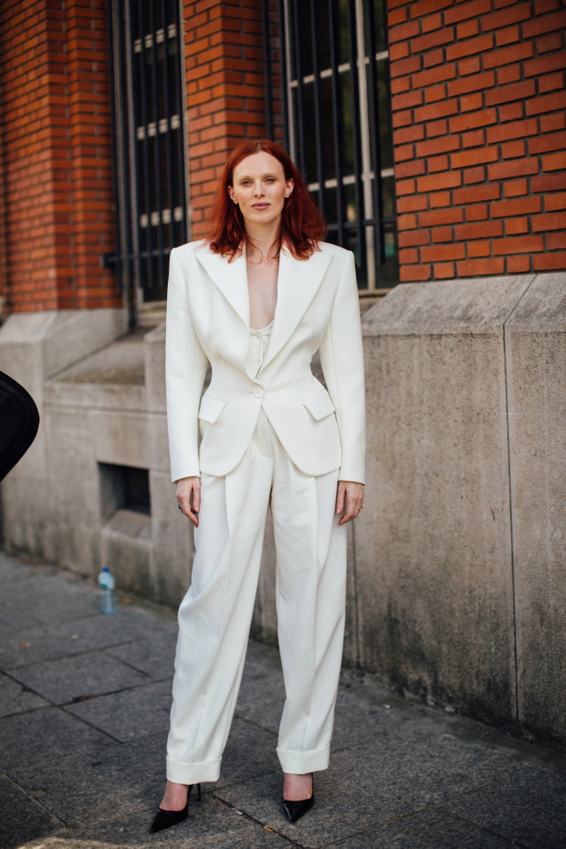 Damski garnitur ślubny inspiracje: street style