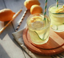 "Sassy water": woda z ogrórkiem i cytryną, czyli napój na odchudzanie i napój na spalanie tłuszczu na brzuchu w jednym