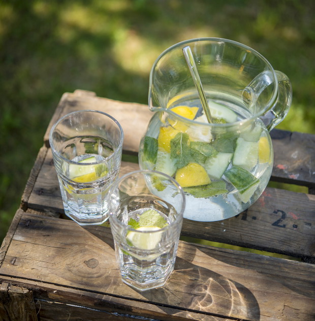 Sassy water: woda z ogrórkiem i cytryną, czyli napój na odchudzanie i napój na spalanie tłuszczu na brzuchu w jednym