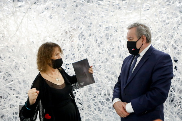 Ludwika Ogorzelec i Piotr Gliński podczas otwarcia wystawy prac rzeźbiarskich Ludwiki Ogorzelec Szukam momentu rownowagi w 2021