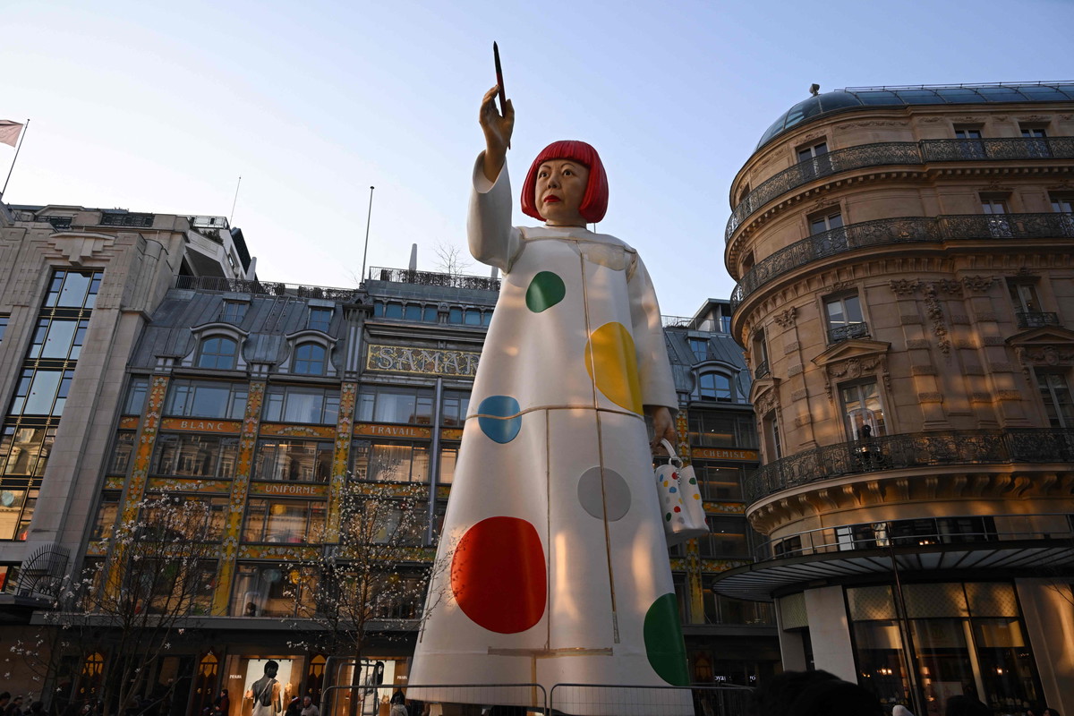 Rzeźba Yayoi Kusamy przed sklepem Louis Vuitton w La Samaritaine
