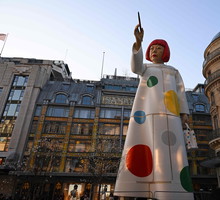 Rzeźba Yayoi Kusamy przed sklepem Louis Vuitton w La Samaritaine