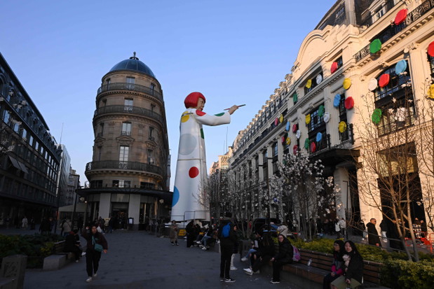 Rzeźba Yayoi Kusamy przed sklepem Louis Vuitton w La Samaritaine