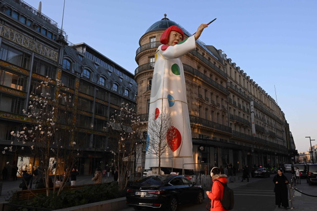 Rzeźba Yayoi Kusamy przed sklepem Louis Vuitton w La Samaritaine