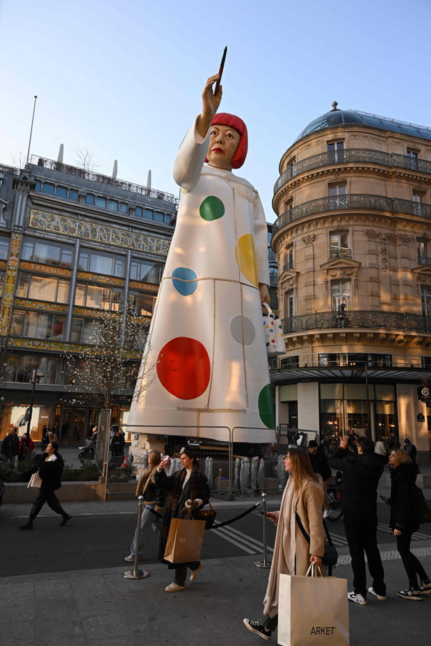 Rzeźba Yayoi Kusamy przed sklepem Louis Vuitton w La Samaritaine