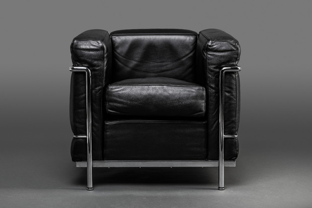 13. Fotele Le Corbusier Grand Confort LC2 Dar Agnieszki i Marka Roeflerów, 1928 metal chromowany, skóra 67x76x71 cm