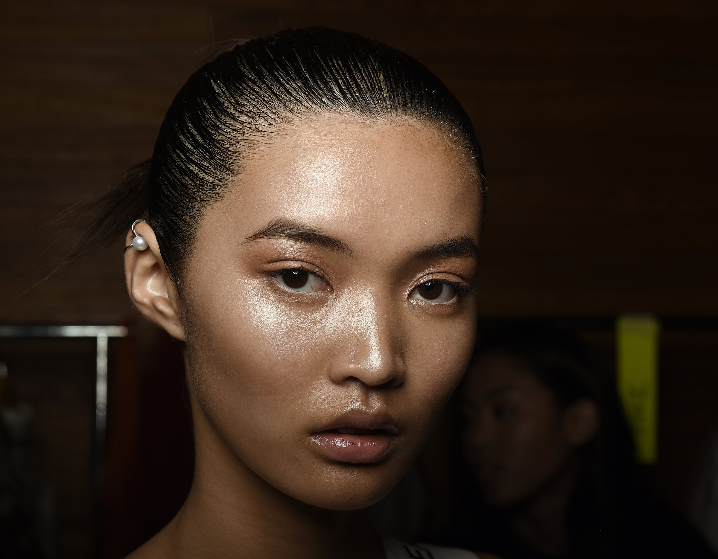 Po tym serum będziesz wyglądać, jakbyś wreszcie się wyspała. Daje efekt „dewy skin” nawet zmęczonej cerze fot. Getty Images