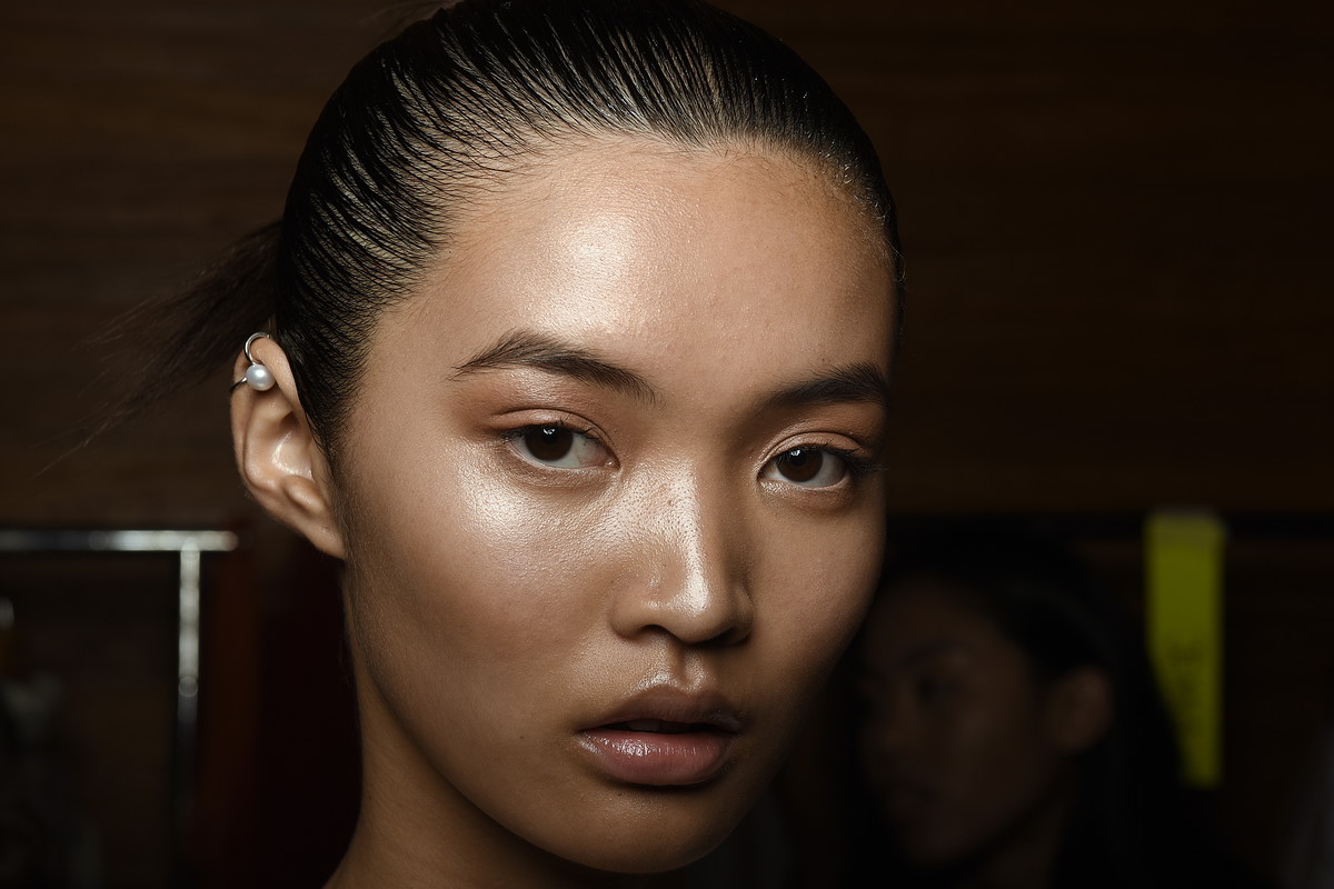 Po tym serum będziesz wyglądać, jakbyś wreszcie się wyspała. Daje efekt „dewy skin” nawet zmęczonej cerze fot. Getty Images