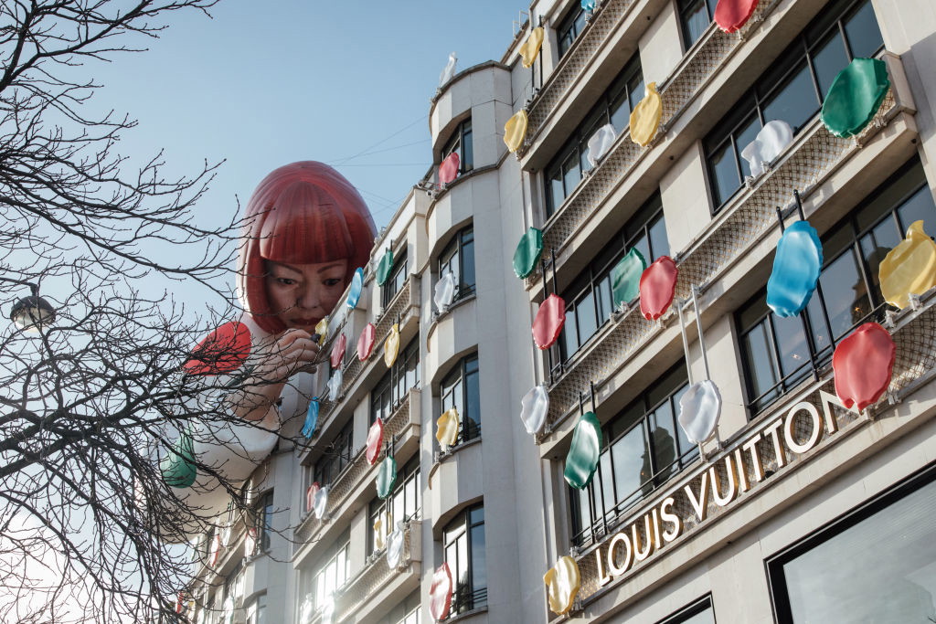 Rzeźba przedstawiająca Yayoi Kusamę nad paryskim sklepem Louis Vuitton