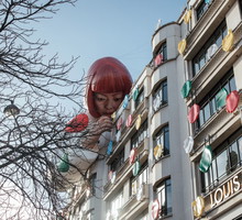 Rzeźba przedstawiająca Yayoi Kusamę nad paryskim sklepem Louis Vuitton