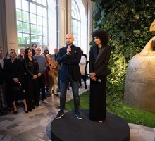 inauguracja Wystawy Wielkiej Aukcji Charytatywnej TOP CHARITY 2023 Omenaa Mansah i Rafał Brzoska, w tle Reina Mariana hiszpańskiego artysty Manolo Valdésa