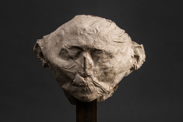 Magdalena Abakanowicz Z cyklu Portrety Anonimowe, 1989 tkanina, żywica, drewno wys. 66 cm