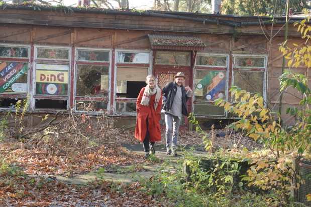 Ośrodek wypoczynkowy Pafawagu w Sułowie. na zdjęciu kuratorka Iwona Kałuża i Maciej Bączyk z Kino Manual