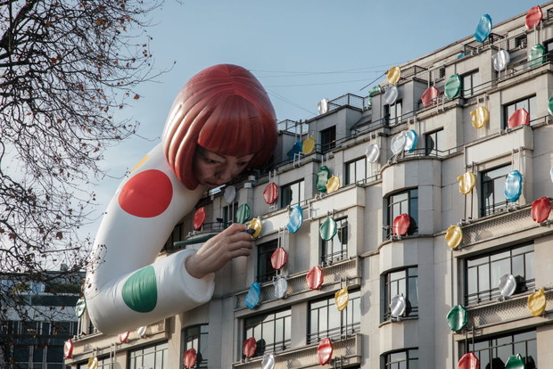 Rzeźba przedstawiająca Yayoi Kusamę nad paryskim sklepem Louis Vuitton