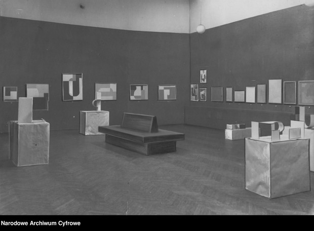 Sala wystawowa z pracami artysty malarza Henryka Stażewskiego, artystki rzeźbiarki Katarzyny Kobro i artysty malarza Władysława Strzemińskiego. 1933