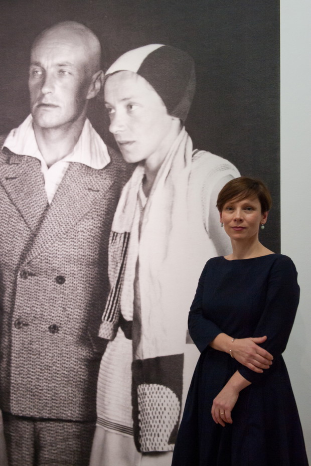 Wystawa polskiej awangardy, Katarzyny Kobro i Wladyslawa Strzeminskiego, w Centrum Pompidou. N/z Kuratorka wystawy Karolina Ziebinska-Lewandowska na tle zdjecia Wladyslawa Strzeminskiego i Katarzyny Kobro
