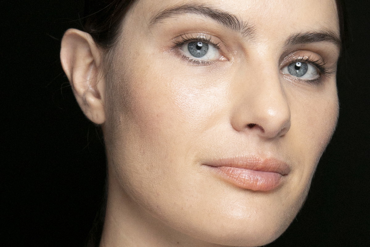 To koreańskie serum z kolagenem sprawdza się pod makijażem lepiej niż niejeden primer. Nic dziwnego, że sięgają po nie kobiety 30+, jak i 50+ fot. Getty Images