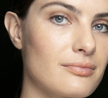 To koreańskie serum z kolagenem sprawdza się pod makijażem lepiej niż niejeden primer. Nic dziwnego, że sięgają po nie kobiety 30+, jak i 50+ fot. Getty Images