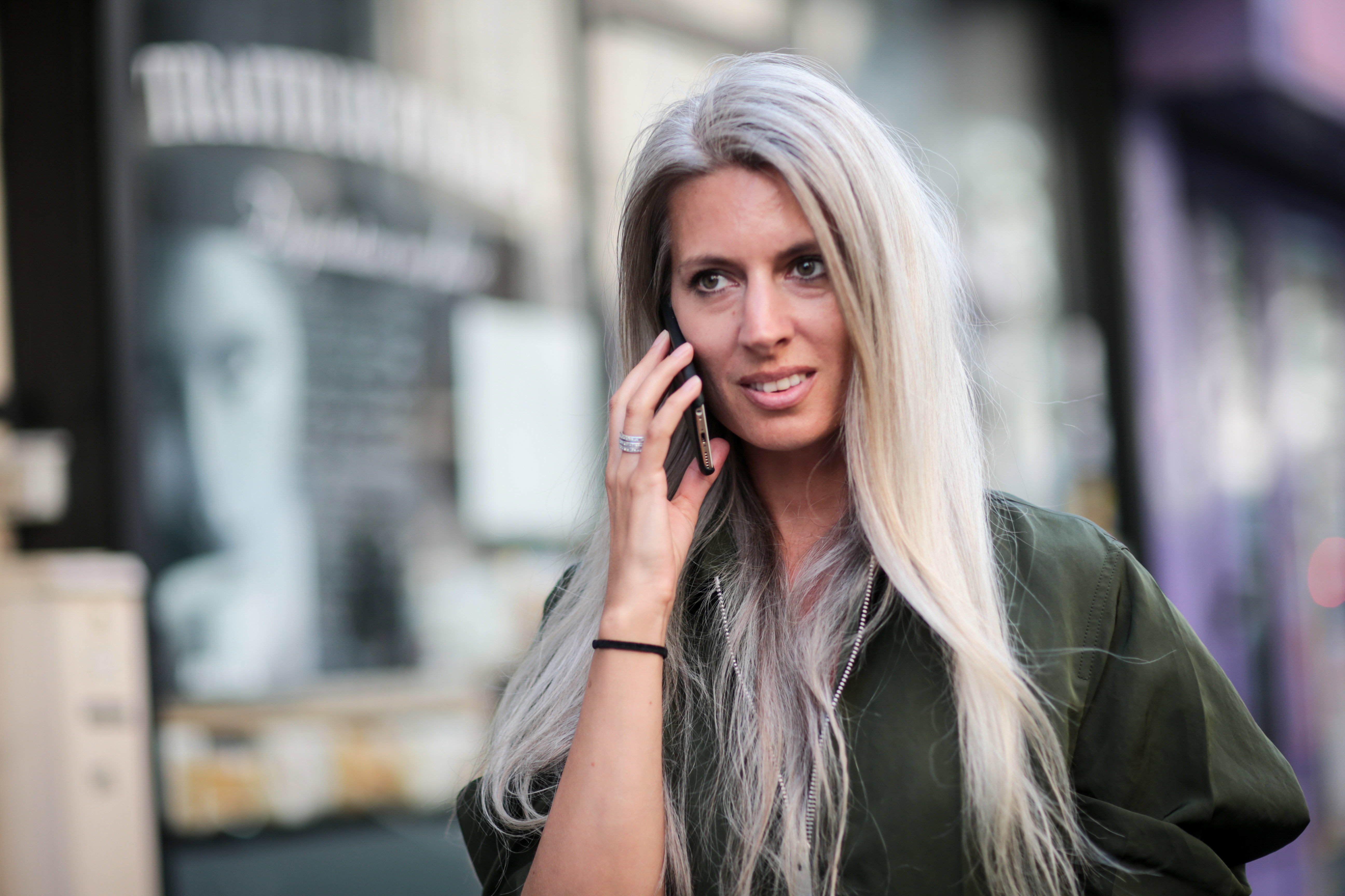 To serum z efektem liftingu pokochają kobiety 50+. Skóra wygląda na bardziej napiętą, a makijaż wreszcie leży jak trzeba fot. Getty Images