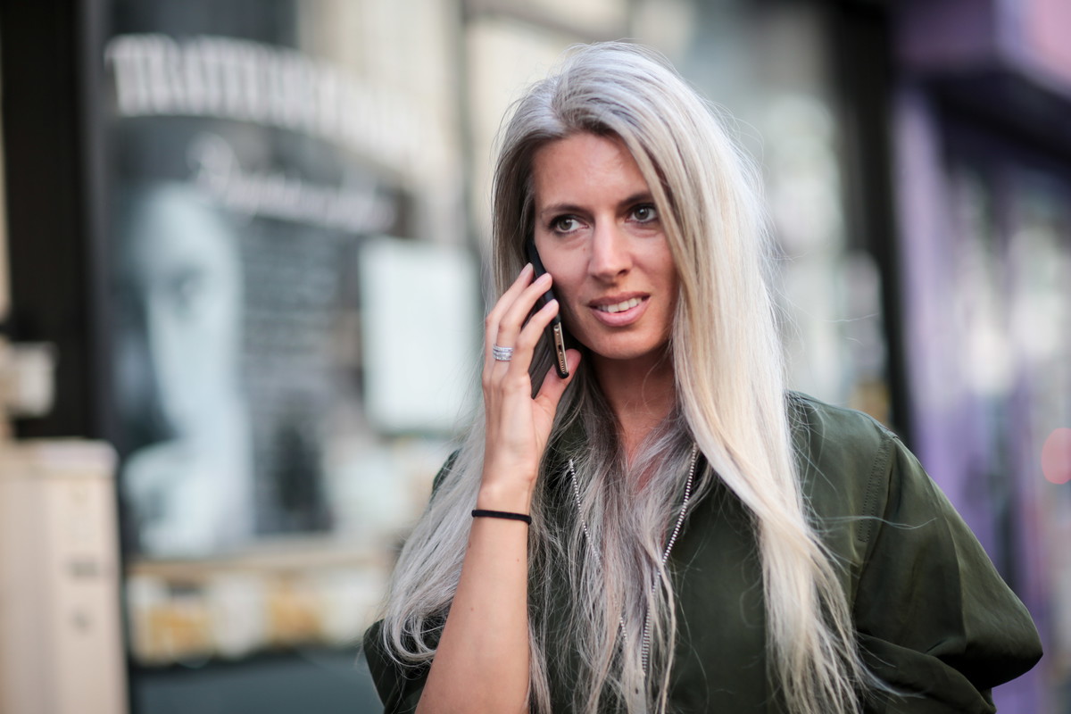 To serum z efektem liftingu pokochają kobiety 50+. Skóra wygląda na bardziej napiętą, a makijaż wreszcie leży jak trzeba fot. Getty Images