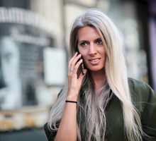 To serum z efektem liftingu pokochają kobiety 50+. Skóra wygląda na bardziej napiętą, a makijaż wreszcie leży jak trzeba fot. Getty Images