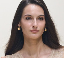 Delikatne, ale skuteczne. TOP 3 peelingi enzymatyczne z papainą dla cery 55+. Dają efekt „soft focus” i wygładzają na taflę