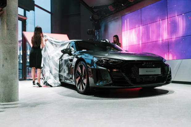 moment odsłonięcia bohatera wieczoru Audi RS e-tron GT