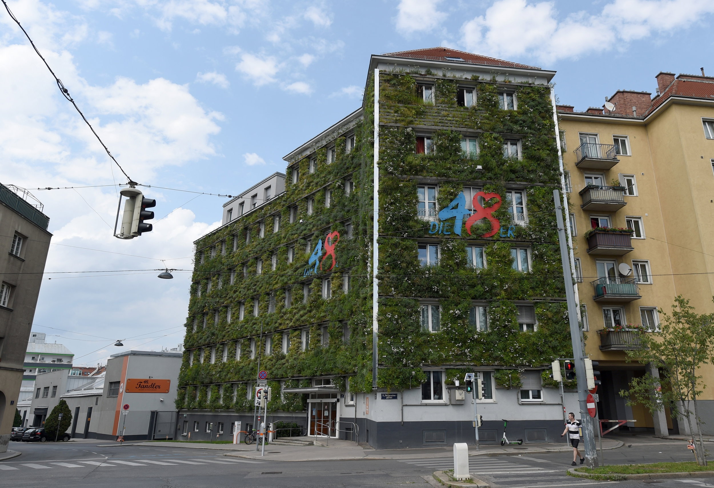 Zielona fasada Siedziby Miejskiego Wydziału Gospodarki Odpadami w Wiedniu
