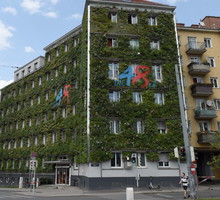 Zielona fasada Siedziby Miejskiego Wydziału Gospodarki Odpadami w Wiedniu