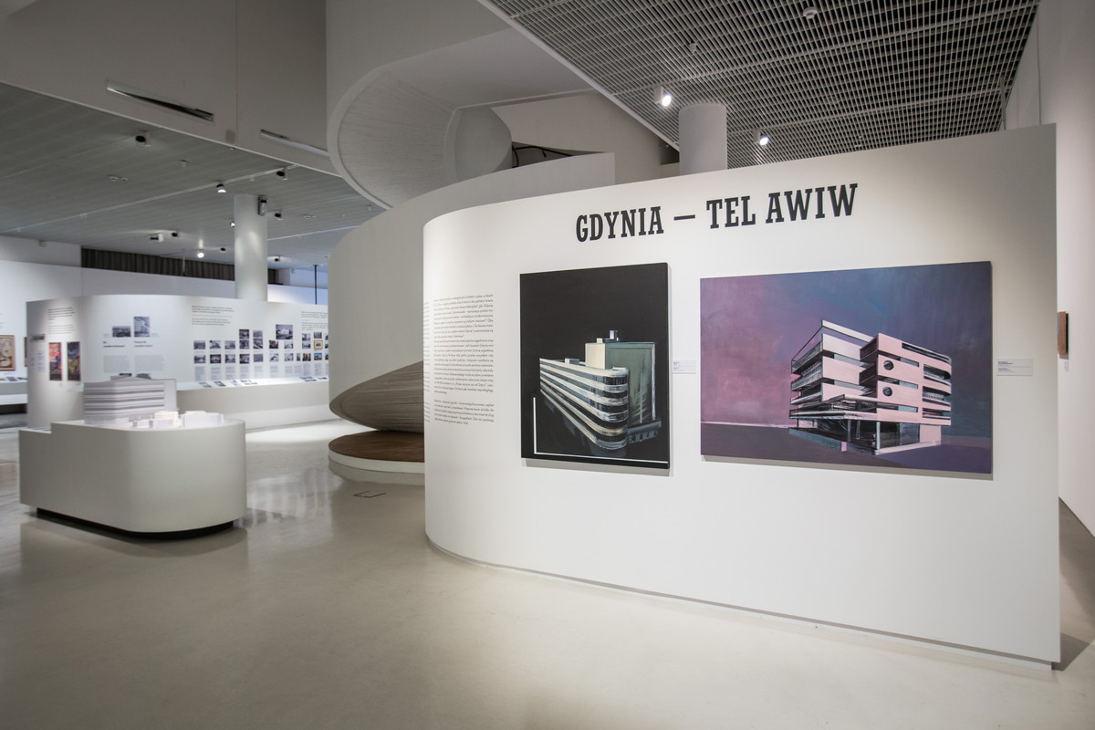 NA ZDJĘCIU DWA OBRAZY PRZEDSTAWIAJĄCE MODERNISTYCZNE BUDYNKI WYBUDOWANE W GDYNI. NAD NIMI NAPIS - TYTUŁ WYSTAWY - GDYNIA, TEL AWIW
