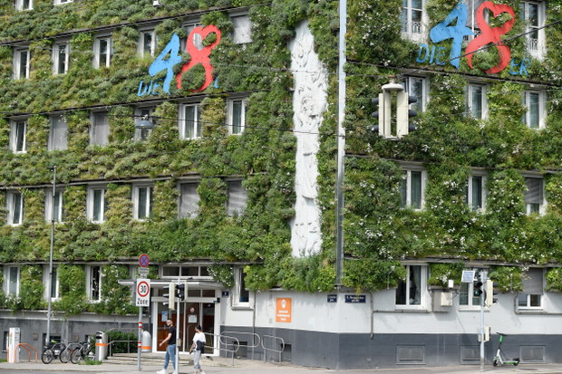 Zielona fasada Siedziby Miejskiego Wydziału Gospodarki Odpadami w Wiedniu