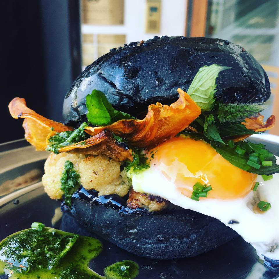 Czarne jedzenie - burger