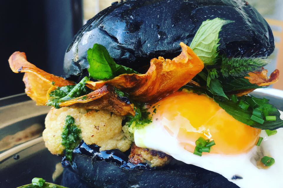Czarne jedzenie - burger