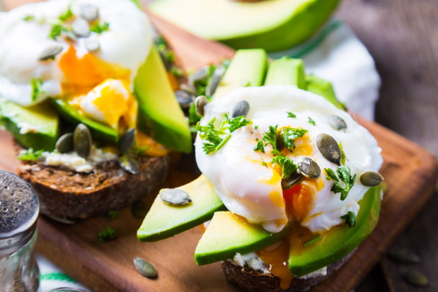 5 najlepszych dań z awokado - przepisy, fot. Fotolia3. Tost z awokado i jajkiem w koszulce1 dojrzałe awokado1 jajko 1 łyżka octuszczypta solichleb z pełnego przemiału lub samych ziarenświeża natka pietruszki, pestki dyni/nasiona słonecznikaAwokado