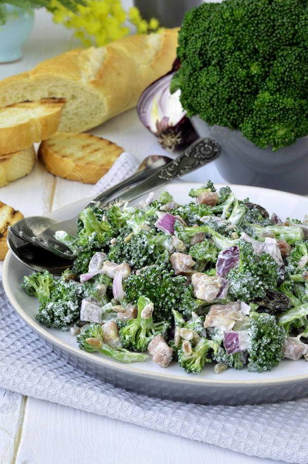 wielkanocne-salatki-salatka-z-brokulami-fot-fotolia-51f3d9a