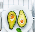 5 najlepszych dań z awokado - przepisy, fot. Fotolia1. Awokado zapiekane z jajkiemSkładniki:1 dojrzałe awokado2 jajka przepiórczepołowa limonkiświeżo zmielony pieprzszczypta soli himalajskiejulubione przyprawy: papryka czerwona, oreganoAwokado pr