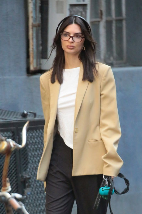 Emily Ratajkowski w sneakersach, ale nie Gazelle