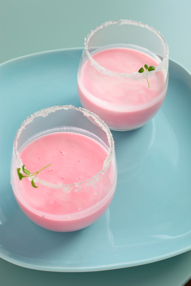 Różowe drinki: truskawka w kokosie