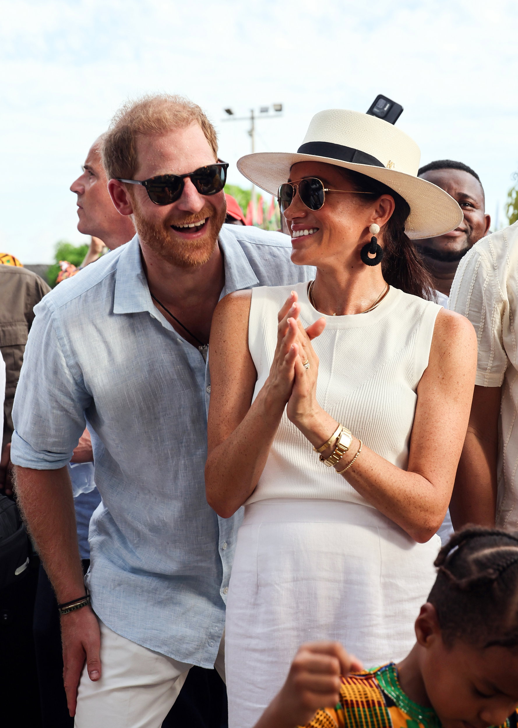 Lekcja stylu od Meghan Markle. Księżna Sussex w jedwabnym komplecie zadaje szyku w podróży z księciem Harry