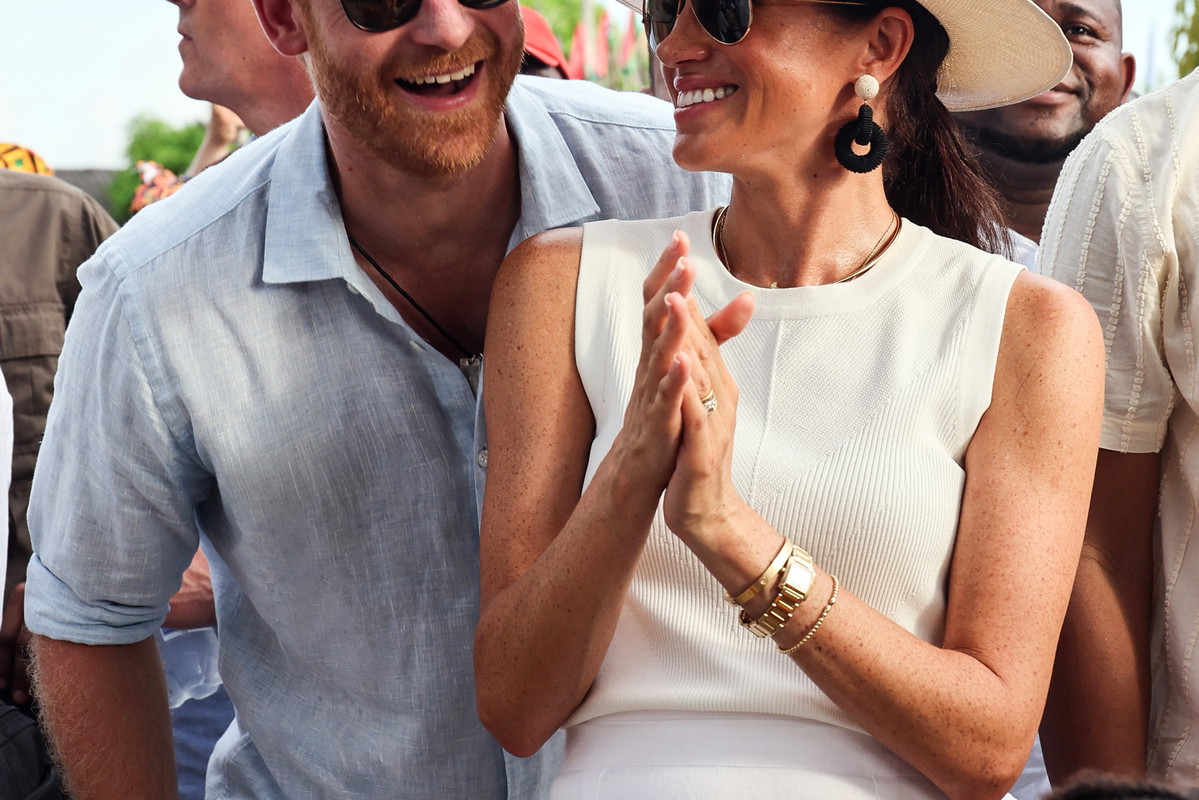 Lekcja stylu od Meghan Markle. Księżna Sussex w jedwabnym komplecie zadaje szyku w podróży z księciem Harry