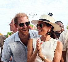 Lekcja stylu od Meghan Markle. Księżna Sussex w jedwabnym komplecie zadaje szyku w podróży z księciem Harry