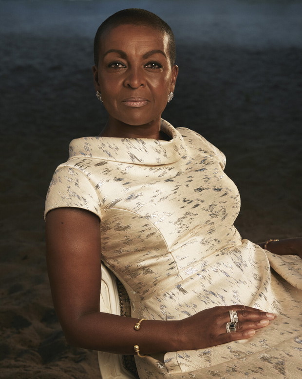 Adjoa Andoh i Claudia Jessie Bridgertonowie na plaży w Warszawie