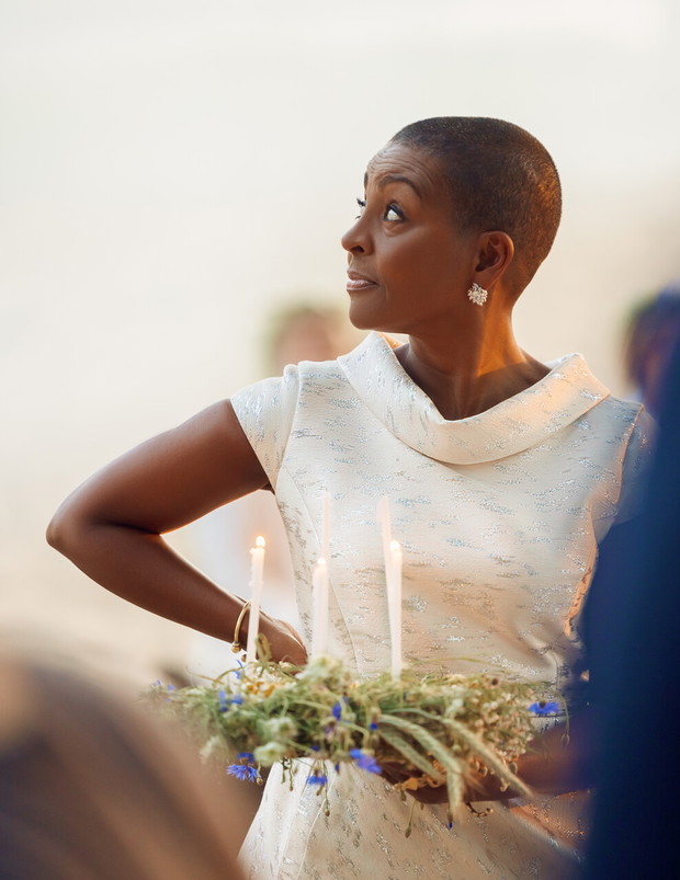 Adjoa Andoh i Claudia Jessie Bridgertonowie na plaży w Warszawie