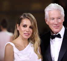 Richard Gere z żoną Alejandrą Silver na czerwonym dywanie w Wenecji