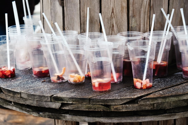 Picie wody z plastikowych butelek: ma fatalne skutki dla środowiska