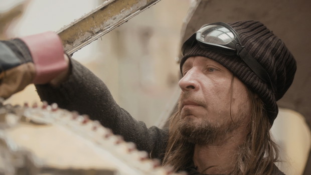 Kadr z filmu Anny Zakrzewskiej i Łukasza Rondudy o rzeźbie Lot Romana Stańczaka